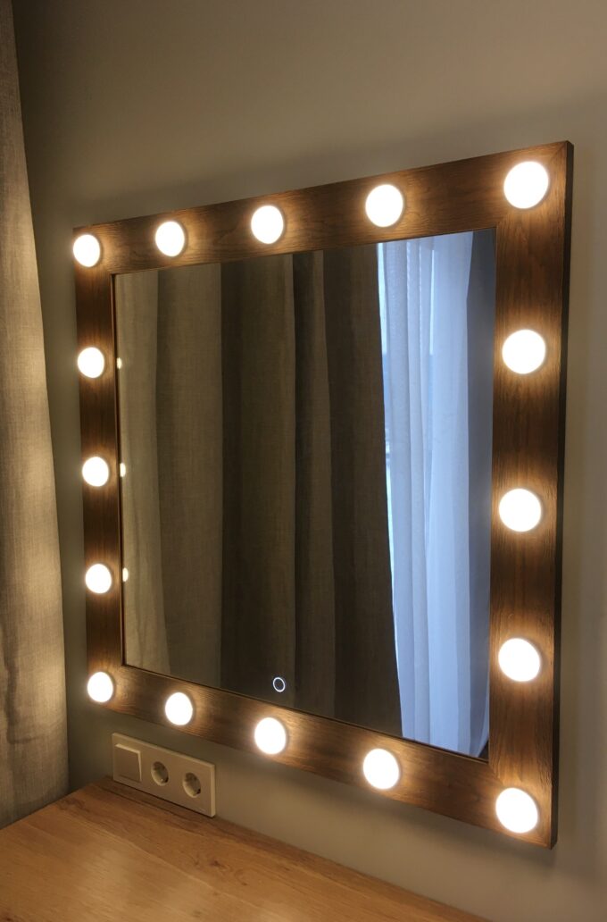 гримерное зеркало с лампочками с подсветкой
