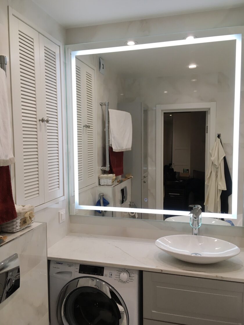 Зеркало с фронтальной подсветкой в ванной