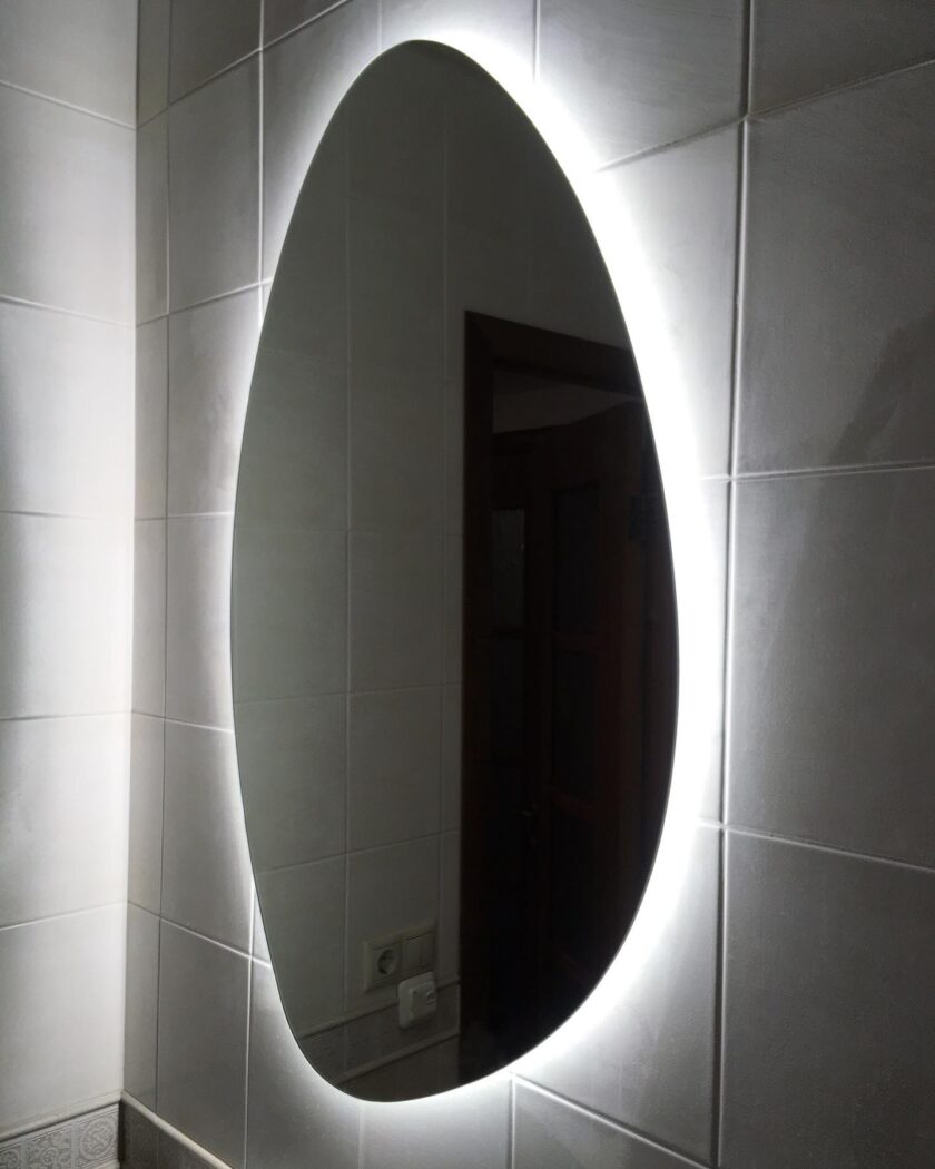 Зеркало с подсветкой ассиметричной формы