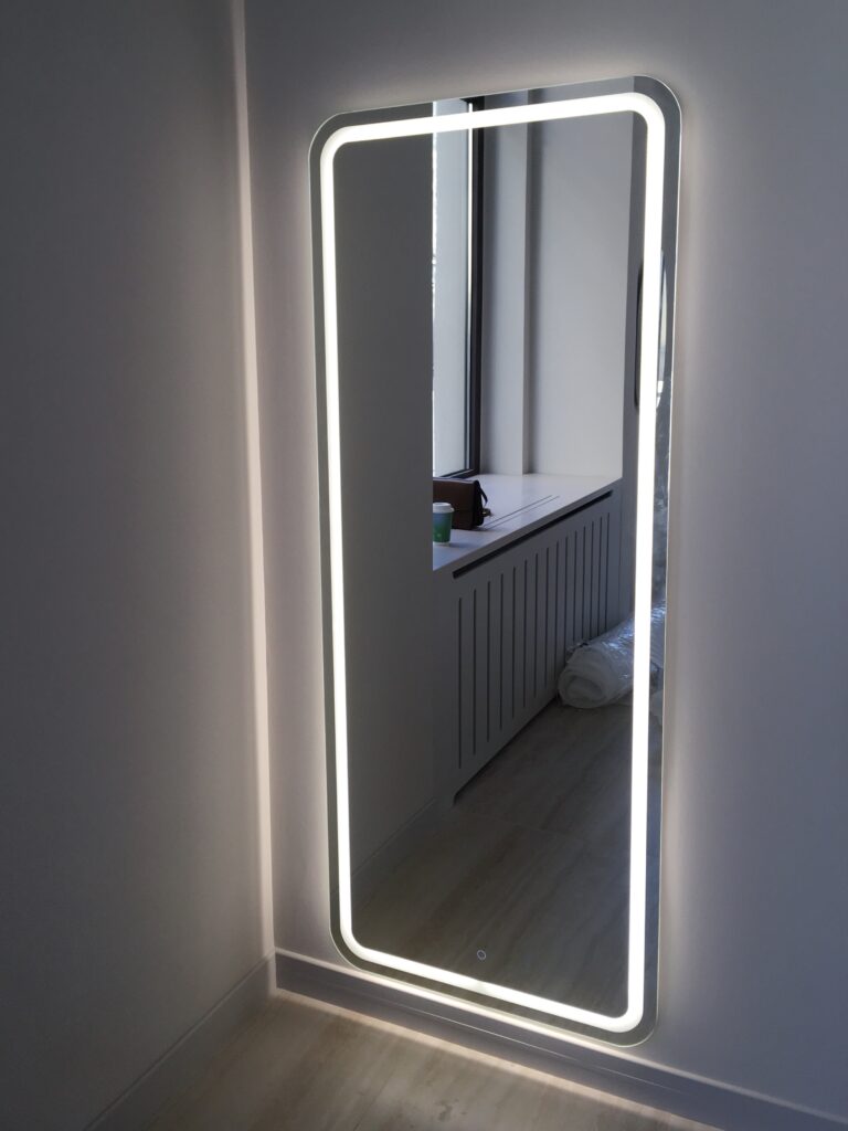 Зеркало с подсветкой в полный рост