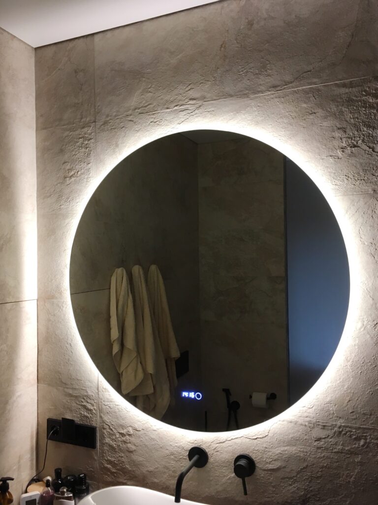 Круглое зеркало с подсветкой и часами